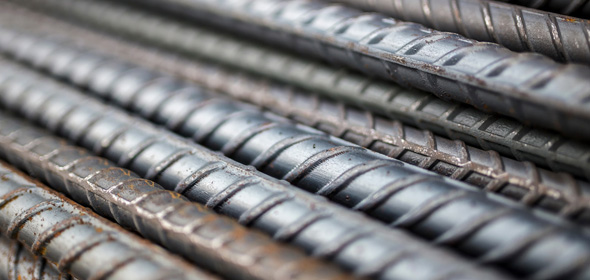 Barres d'armature en acier nervuré empilées