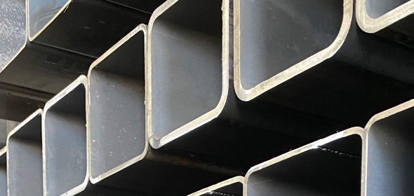 Tubes d'acier empilés